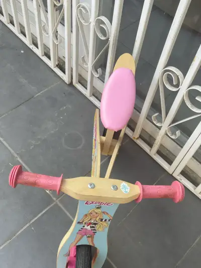 Bicicleta de equilibrio Barbie para niñas - miniatura 3