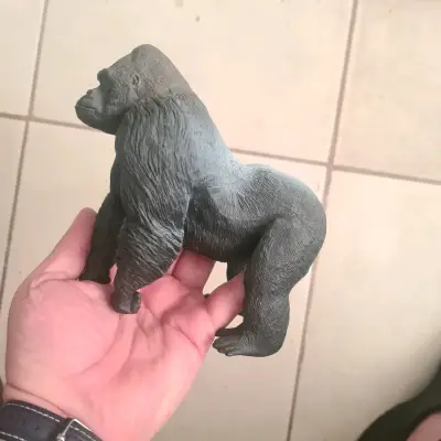 Figura decorativa de gorila espalda plateada - miniatura 2