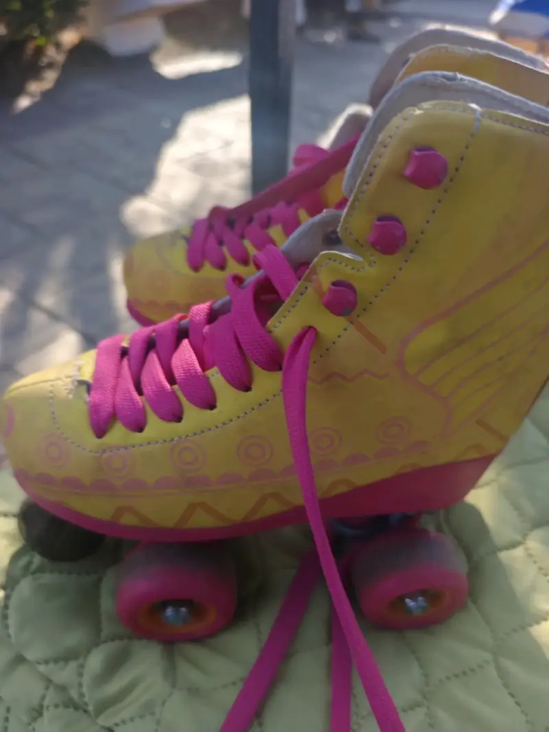 Patines de cuatro ruedas amarillos y rosados - 1