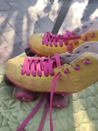 Patines de cuatro ruedas amarillos y rosados - miniatura 2