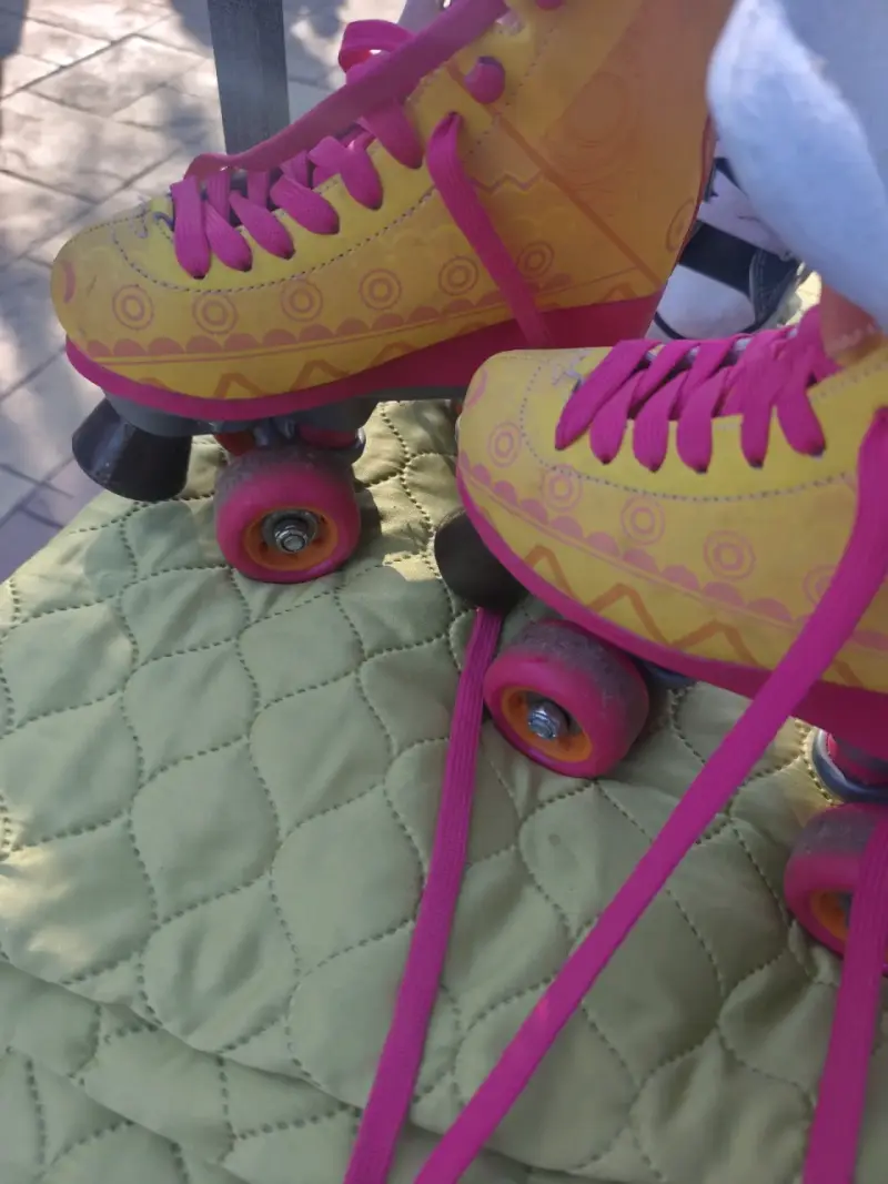 Patines de cuatro ruedas amarillos y rosados - 3