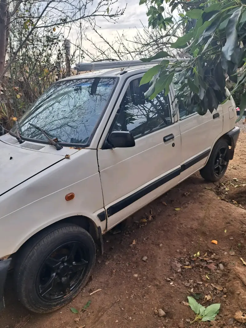 Auto compacto blanco en buen estado - 1