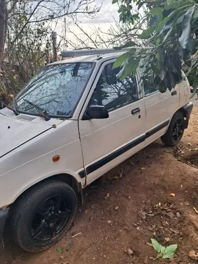 Auto compacto blanco en buen estado - miniatura 1