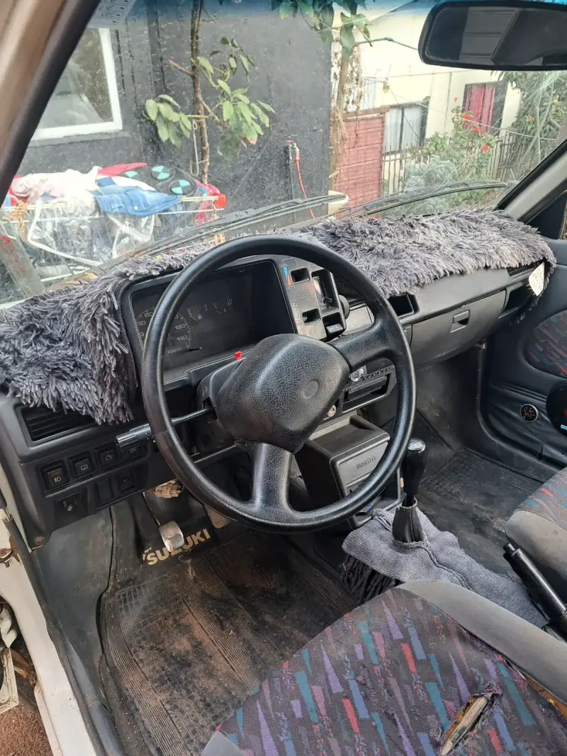 Auto compacto blanco en buen estado - 2