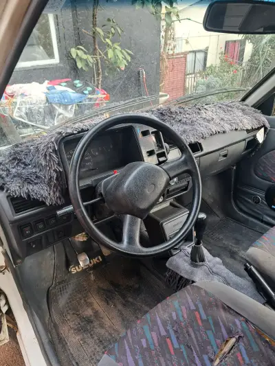 Auto compacto blanco en buen estado - miniatura 2