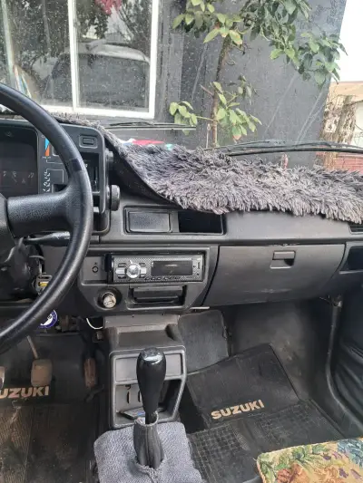 Auto compacto blanco en buen estado - miniatura 3