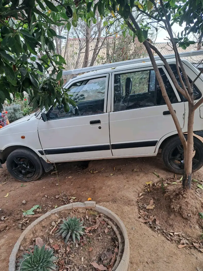 Auto compacto blanco en buen estado - 4