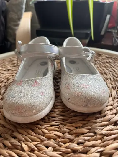 Zapatos de niña brillantes con correa N27 - miniatura 1