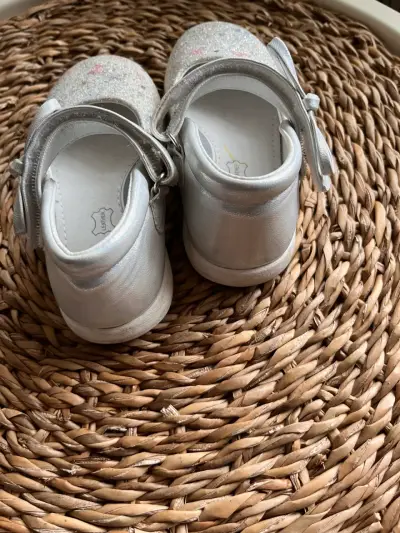 Zapatos de niña brillantes con correa N27 - miniatura 3