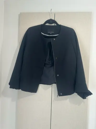 🖤Chaqueta Banana Republic Negra con Lazo en puño🎀 - miniatura 5