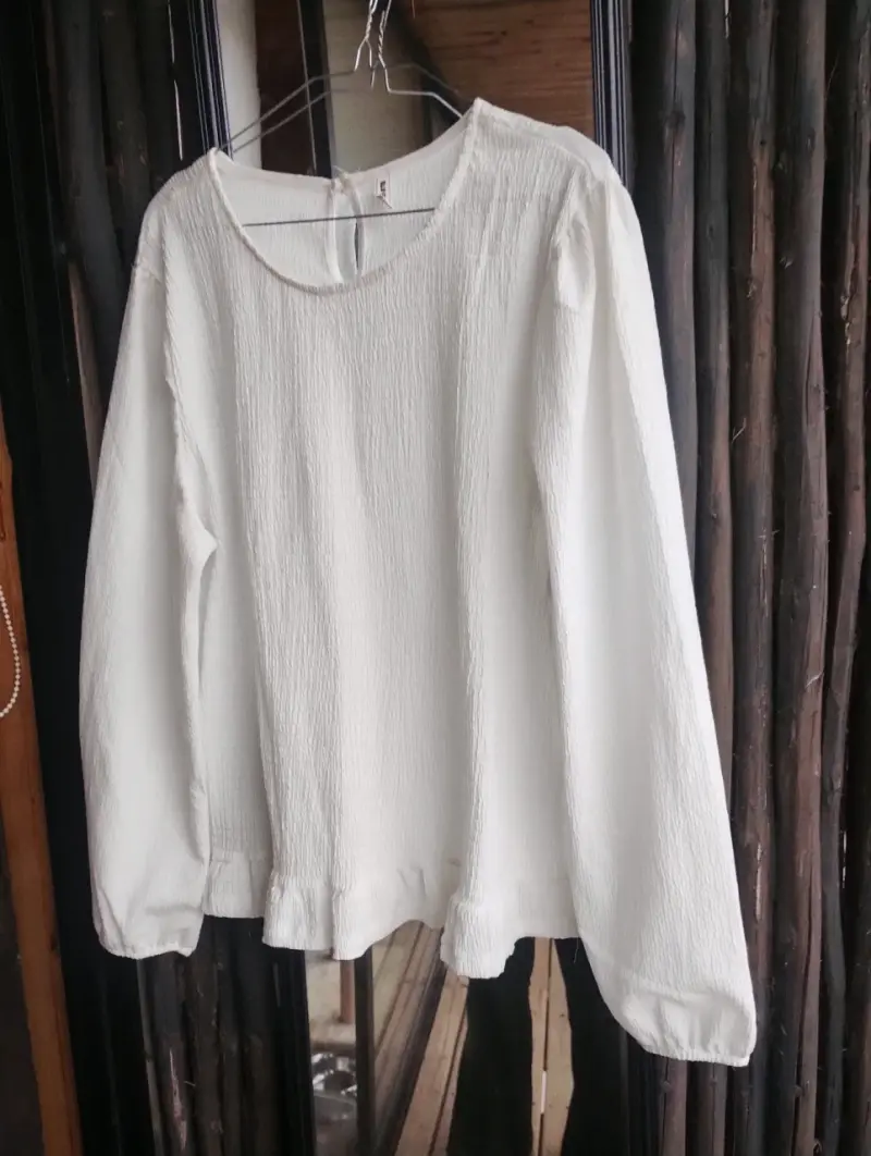 Blusa blanca de manga larga texturizada - 1