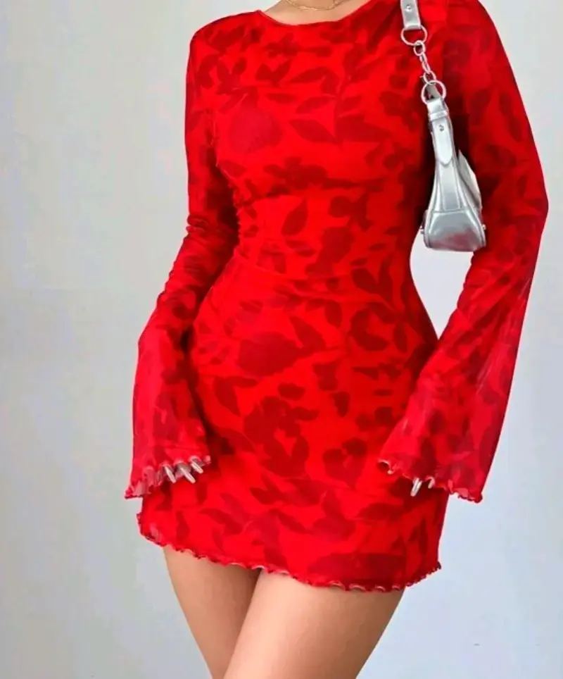 Vestido rojo ajustado con mangas acampanadas - 1