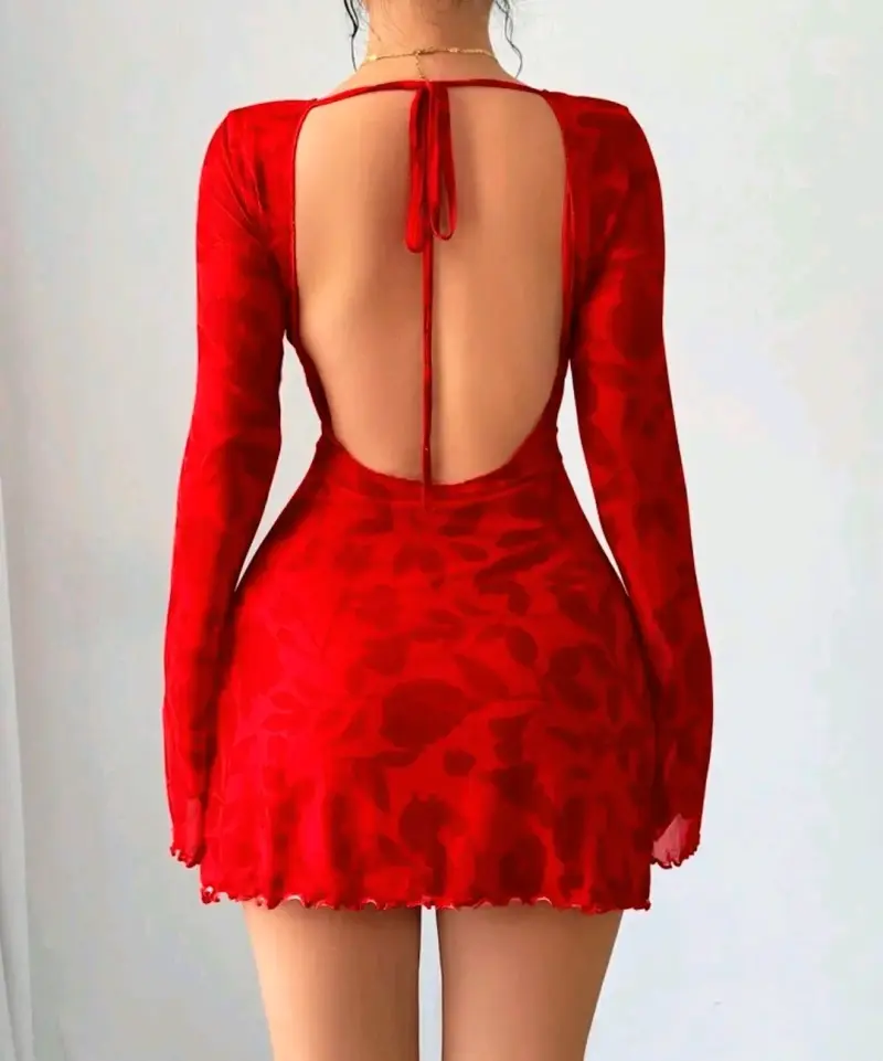 Vestido rojo ajustado con mangas acampanadas - 2