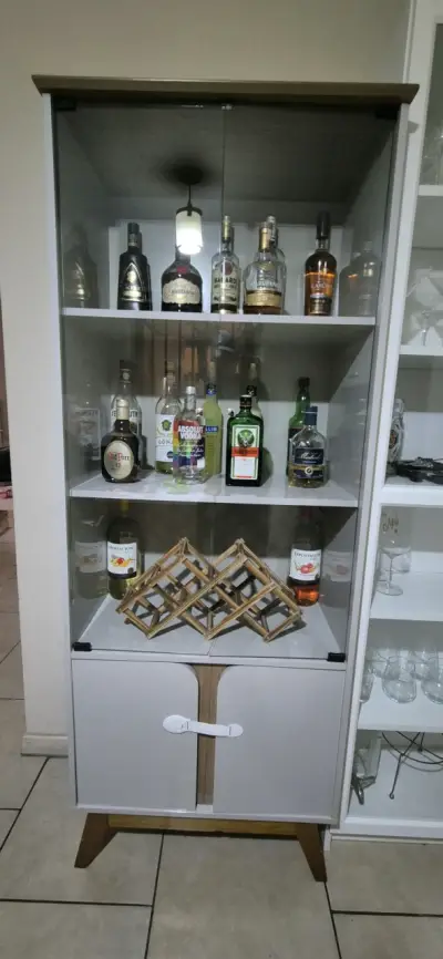 Vitrina de madera con puertas de vidrio - miniatura 1