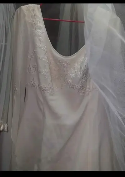 Vestido de novia con velo bordado - miniatura 2