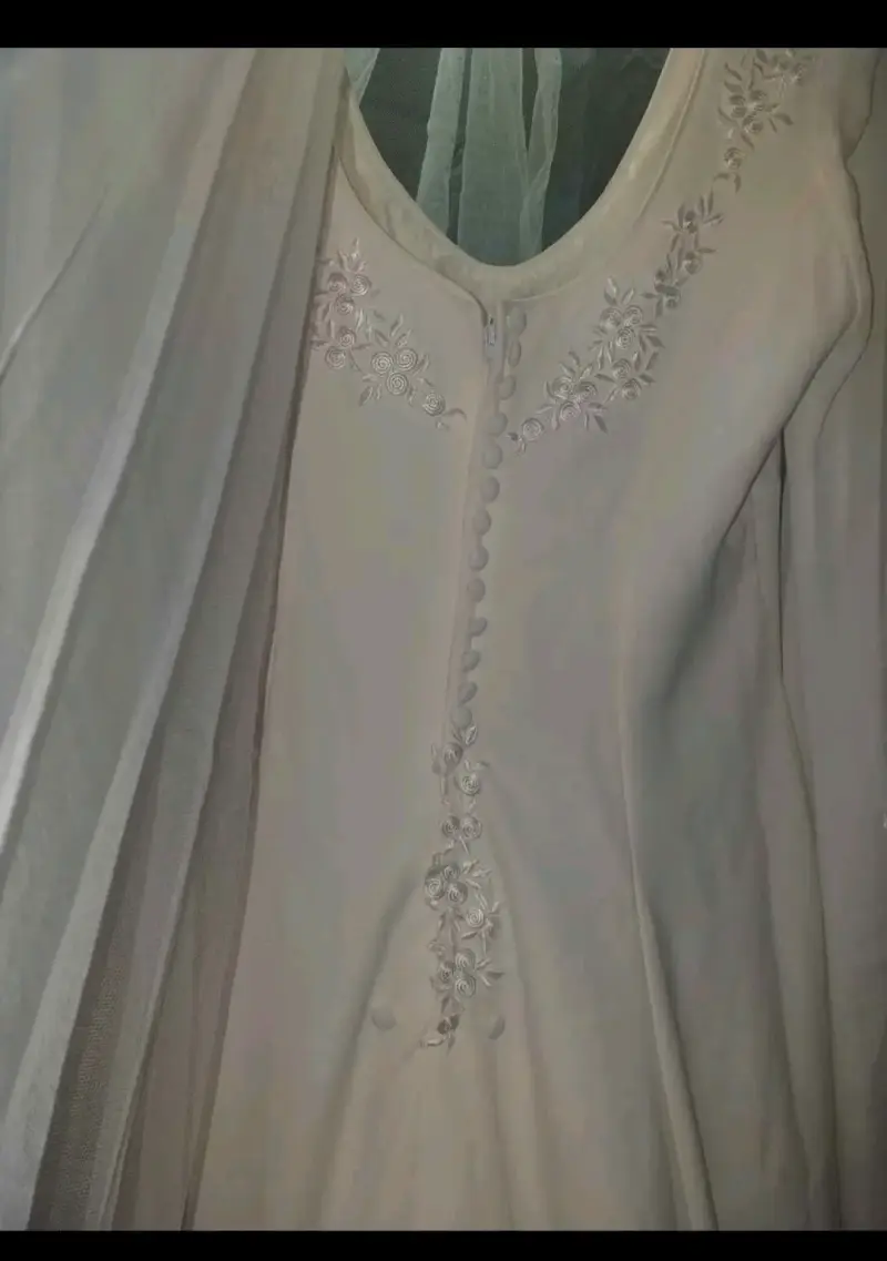 Vestido de novia con velo bordado - 3