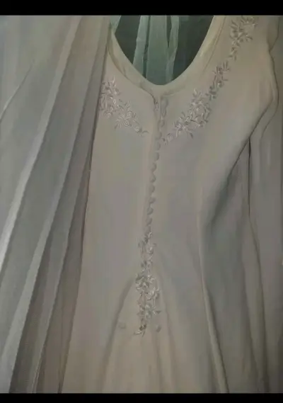 Vestido de novia con velo bordado - miniatura 3