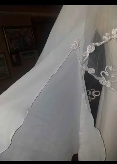 Vestido de novia con velo bordado - miniatura 4