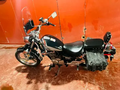 Motocicleta cruiser negra con parabrisas - miniatura 1