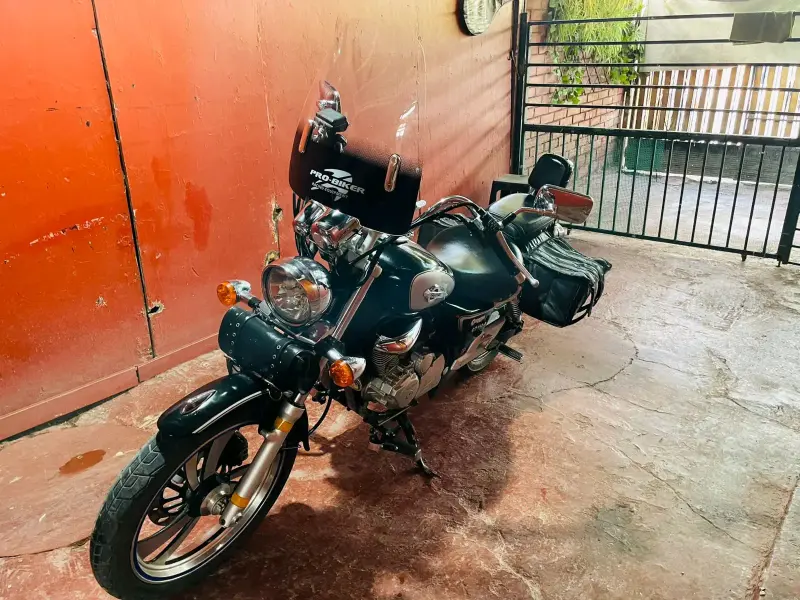 Motocicleta cruiser negra con parabrisas - 2