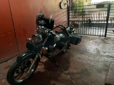 Motocicleta cruiser negra con parabrisas - miniatura 3