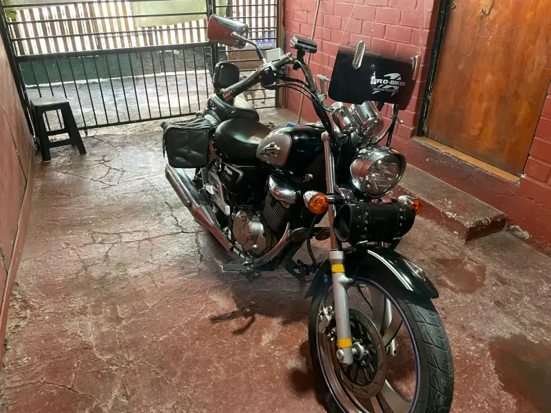 Motocicleta cruiser negra con parabrisas - 4