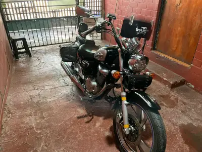 Motocicleta cruiser negra con parabrisas - miniatura 4