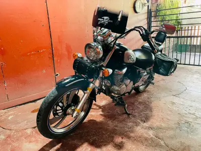 Motocicleta cruiser negra con parabrisas - miniatura 5