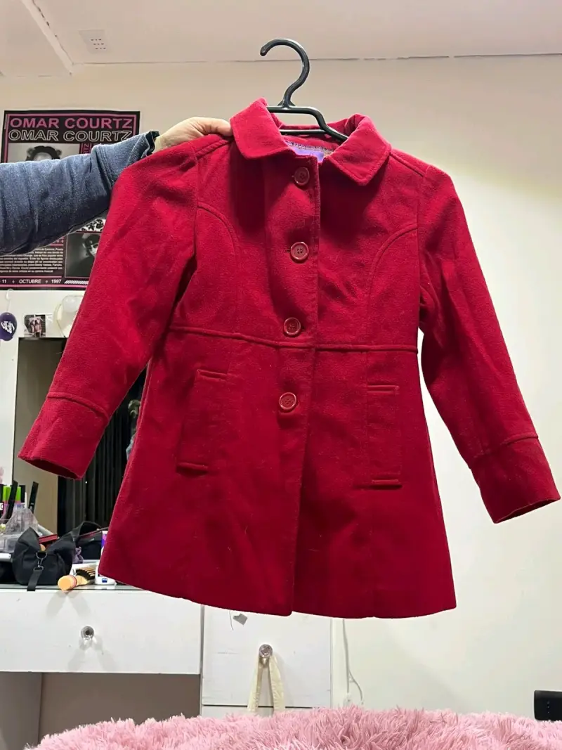Abrigo rojo para niña con botones