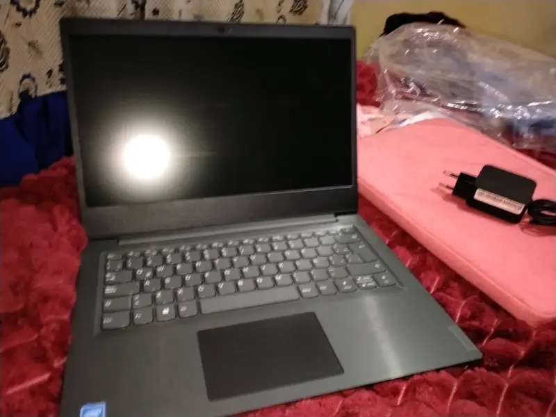 Notebook Lenovo con cargador y funda - 1