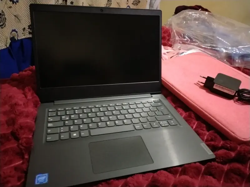 Notebook Lenovo con cargador y funda - 2