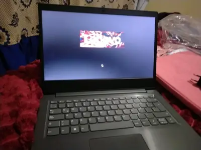 Notebook Lenovo con cargador y funda - miniatura 3