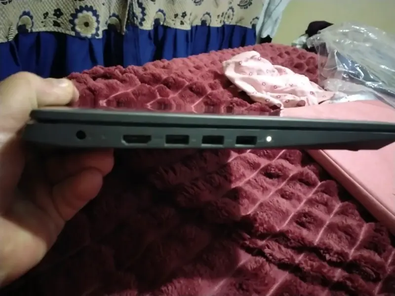 Notebook Lenovo con cargador y funda - 5