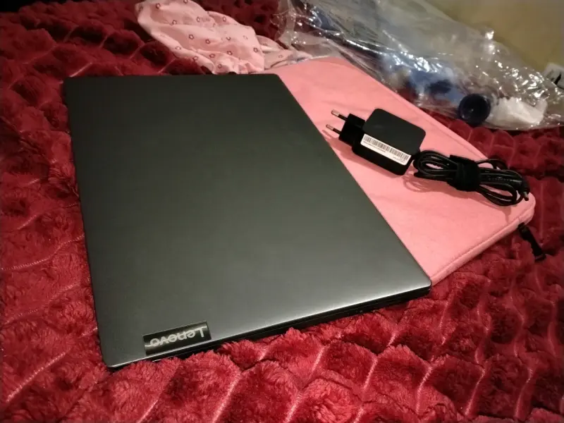 Notebook Lenovo con cargador y funda - 6