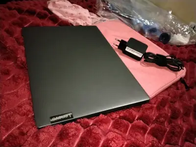 Notebook Lenovo con cargador y funda - miniatura 6