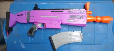 Lanzador Nerf Fortnite morado y naranja - miniatura 1