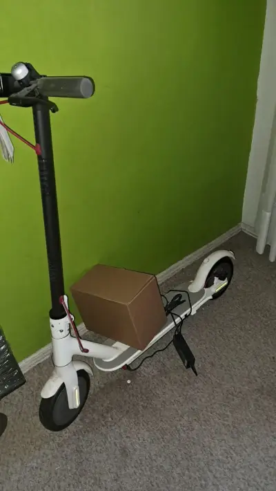 Scooter eléctrico plegable blanco con cargador - miniatura 1