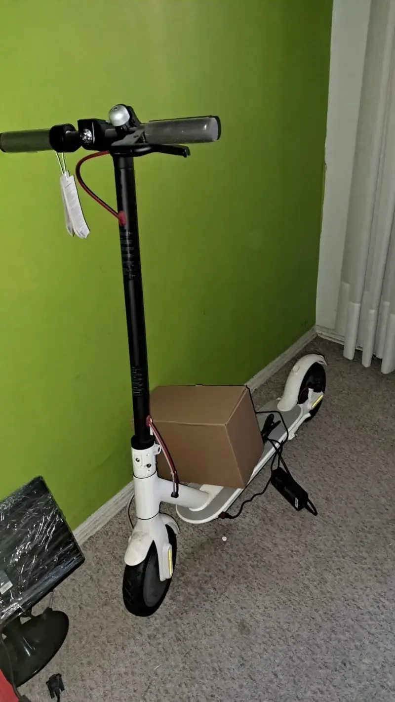 Scooter eléctrico plegable blanco con cargador - 2