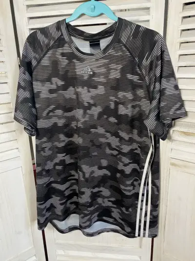 Polera deportiva Adidas negra con diseño camuflado - miniatura 1