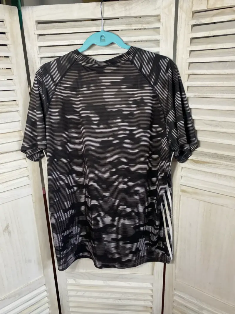 Polera deportiva Adidas negra con diseño camuflado - 2