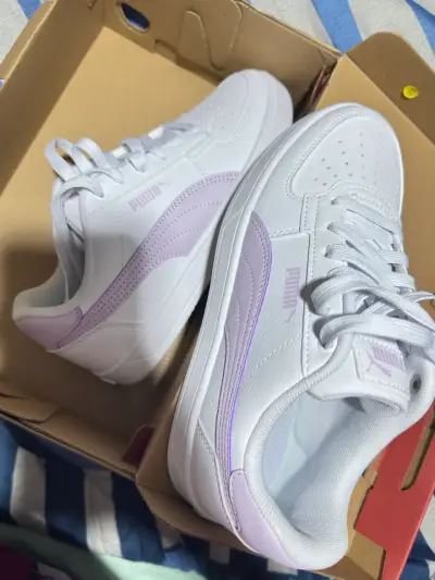 Zapatillas Puma blancas con detalles lilas - miniatura 1
