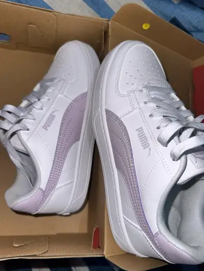 Zapatillas Puma blancas con detalles lilas - miniatura 2