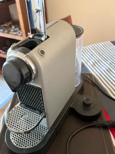 Máquina de café Nespresso - miniatura 1