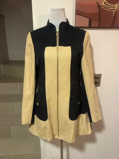 🖤Abrigo bicolor beige y negro con cierre iO🖤 - miniatura 1