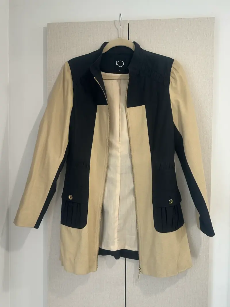 🖤Abrigo bicolor beige y negro con cierre iO🖤 - 2