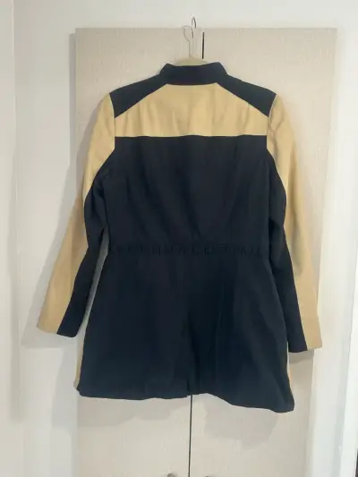 🖤Abrigo bicolor beige y negro con cierre iO🖤 - miniatura 4
