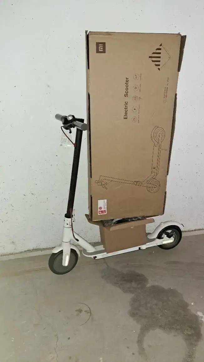 Scooter eléctrico plegable blanco con cargador - 3