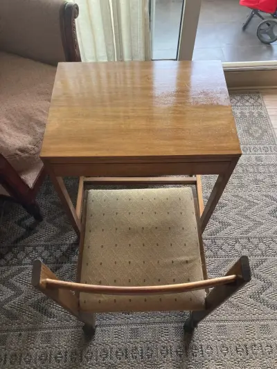 Conjunto de mesa y silla de madera vintage - miniatura 1