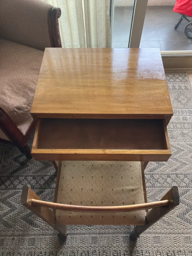 Conjunto de mesa y silla de madera vintage - 2