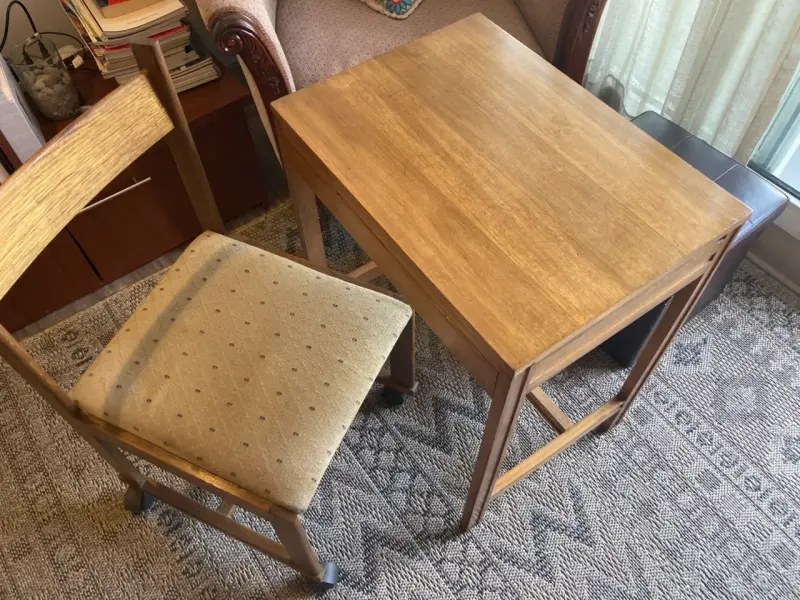 Conjunto de mesa y silla de madera vintage - 4